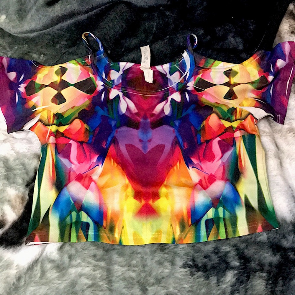 Crop top w/ cut out shoulders and short sleeves